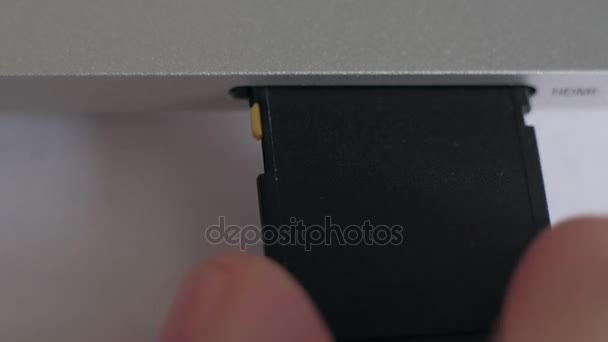 Inserta la tarjeta SD en el portátil — Vídeos de Stock