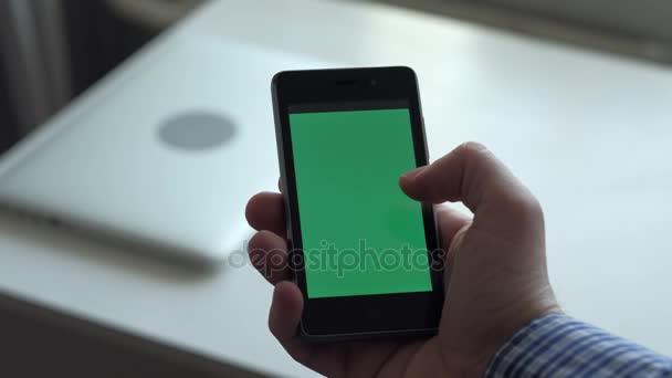 Mann benutzt Smartphone — Stockvideo