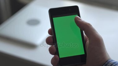 Akıllı telefon kullanan adam