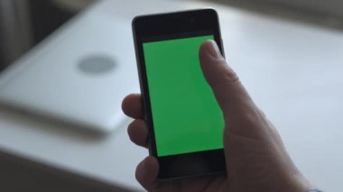 Akıllı telefon kullanan adam