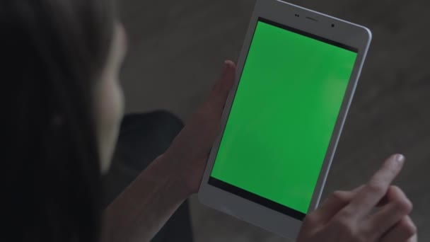 Kobieta za pomocą smartphone — Wideo stockowe