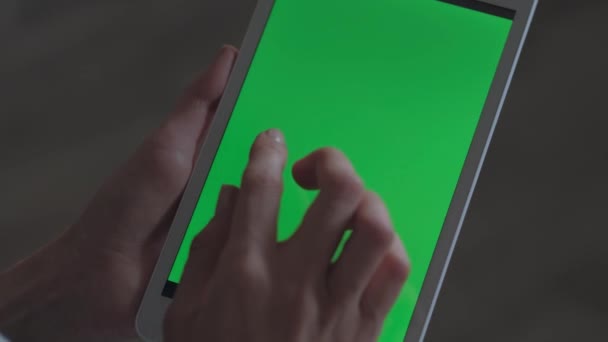 femme utilisant un smartphone 