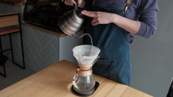 年轻的女咖啡师 — 图库视频影像