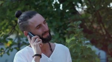 Smartphone tarafından konuşan adam