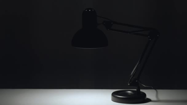 Schwarze Lampe dreht sich — Stockvideo