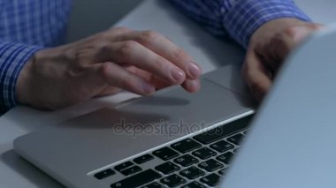Not defterini kullanarak iş adamı