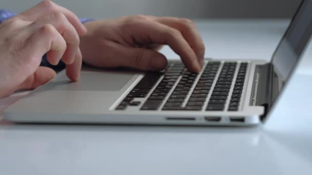 Бізнесмен, використовуючи ноутбук — стокове відео