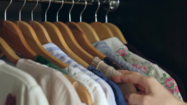 Vrouw kiest kleding in de kast — Stockvideo