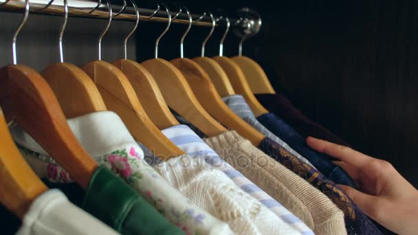 Kobieta wybiera ubrania w szafie — Wideo stockowe