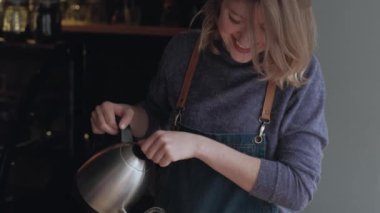 Genç kadın barista