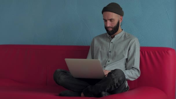 Uomo che utilizza computer portatile a casa — Video Stock