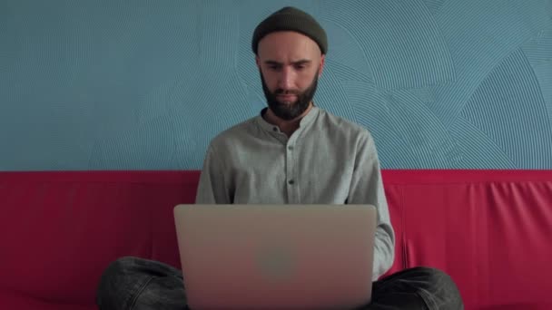 Άντρας που χρησιμοποιεί φορητό υπολογιστή στο σπίτι — Αρχείο Βίντεο