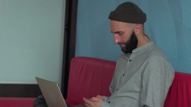 Akıllı telefon kullanan adam