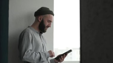 Genç adam alışveriş kredi kartı ve dijital tablet pc kullanarak