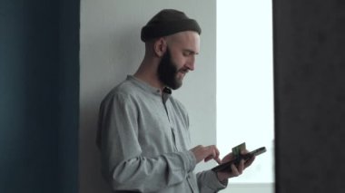 Sakal bir kredi kartı ve evde bir tablet ile online satın alma ile adam