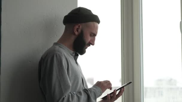 Muž, chatování s přáteli použít digitální tablet — Stock video