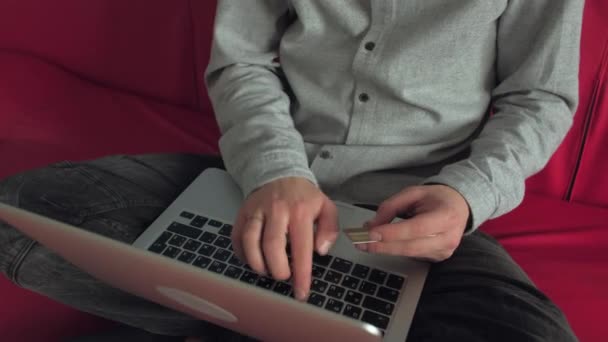 Оплата чоловіка онлайн з кредитною карткою та ноутбуком — стокове відео