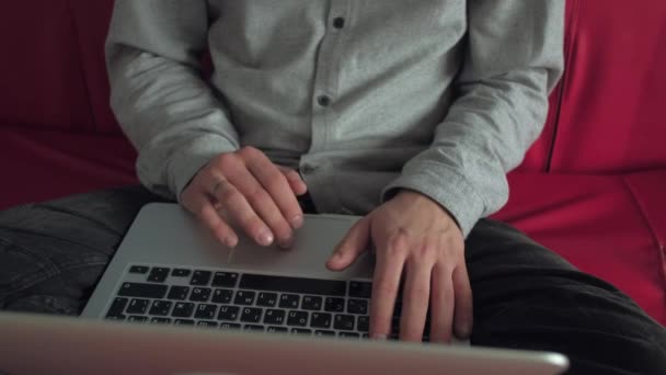 Muž používající notebook doma — Stock video
