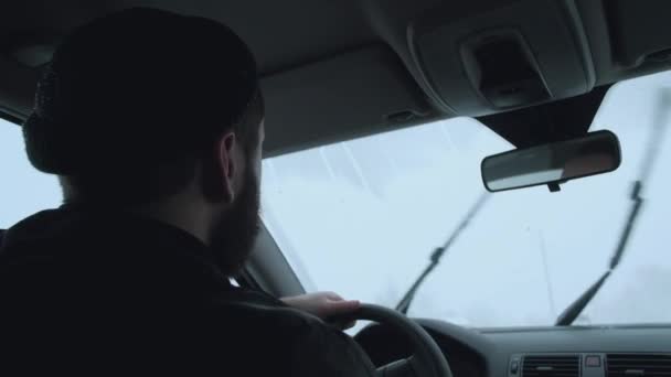 A járművezető vezet az autó — Stock videók