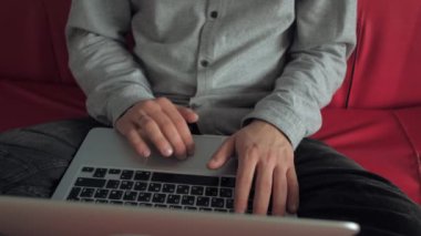 Evde dizüstü bilgisayar kullanan bir adam