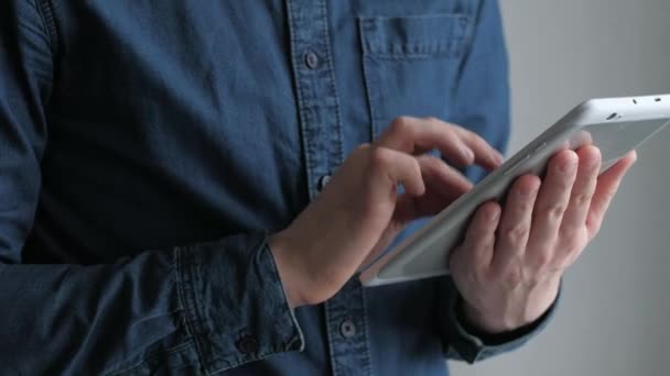 Dijital tablet kullanan işadamı — Stok video
