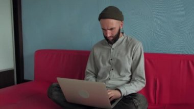 şanslı başarılı kazanan adam atlamak için sevinç