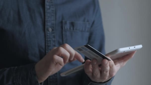 Close-up homem de compras usando cartão de crédito e tablet digital pc — Vídeo de Stock