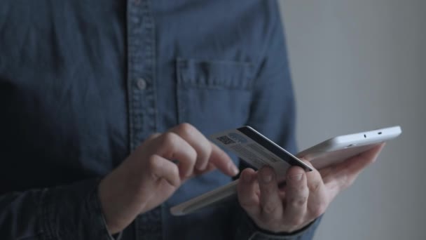 Primer plano hombre de compras con tarjeta de crédito y tableta digital PC — Vídeo de stock