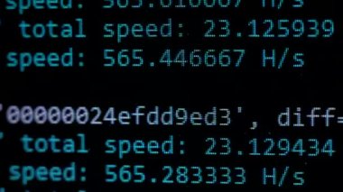 Bir bilgisayarın ekranında ethereum madenciliği işlemi