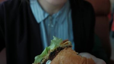 Öğle yemeğinde öğrenci