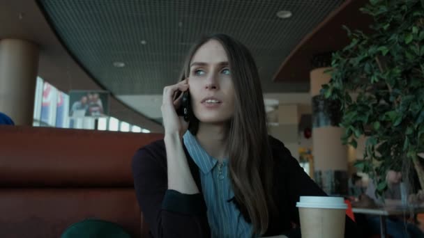 Ung kvinna ringer med cellen telefon — Stockvideo