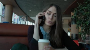 Kadın telefonda konuşurken gergin oluyor.