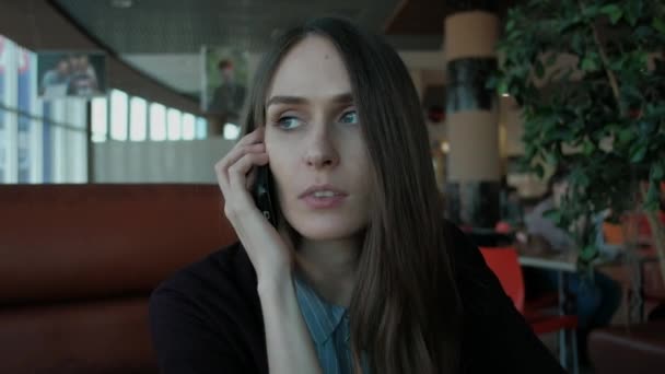 Жінка нервово говорить по телефону — стокове відео