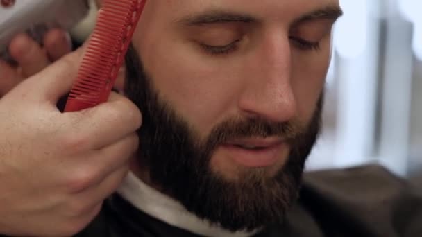 Mannen i barbershop — Stockvideo