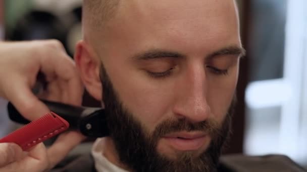 Man in de barbershop — Stockvideo