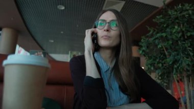 Genç kadın hücre telefon ile arama