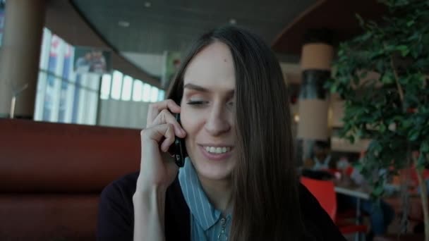 Ung kvinna ringer med cellen telefon — Stockvideo