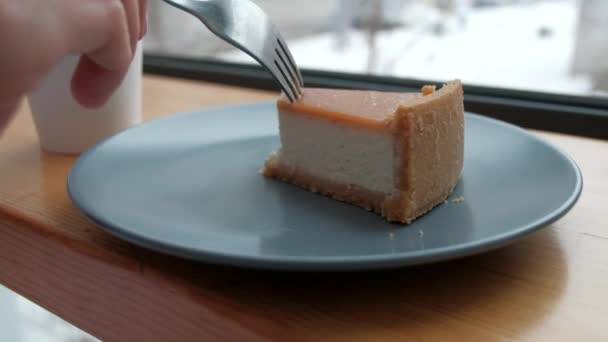 Femme au café boire latte chaud, manger tranche de gâteau au fromage . — Video