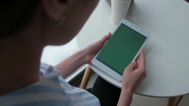 Vrouw met behulp van digitale tablet — Stockvideo