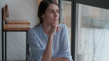 kafede oturan güzel kadın