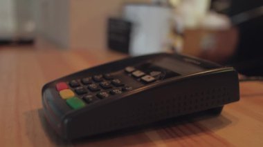 Sigara-nakit işlem. Bir dükkanda Smartphone ödeme.