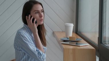 bir cep telefonu üzerinde konuşurken erkek