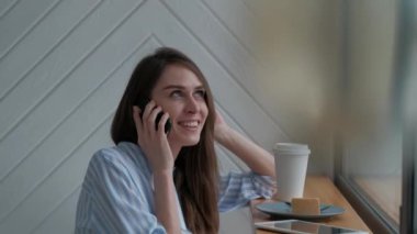 bir cep telefonu üzerinde konuşurken erkek