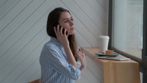 Mujer hablando en un teléfono móvil — Vídeos de Stock