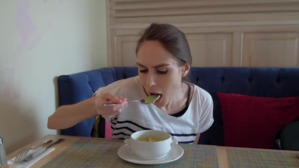 Женщина ест диету бизнес-ланч в ресторане — стоковое видео