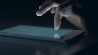 Geceleri dijital tablet kullanan kişiler