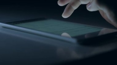 Geceleri dijital tablet kullanan kişiler