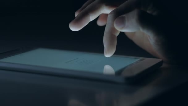 Geceleri dijital tablet kullanan kişiler — Stok video