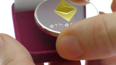 Vintage kutusunda gümüş Ethereum.