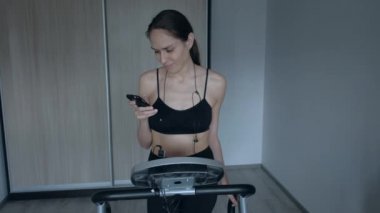 kadın atlet, mola sırasında smartphone kullanır